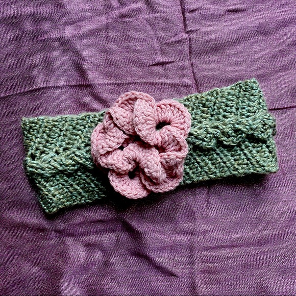 ⭐️🌸 HOST PICK! 🌸⭐️Hand crafted crochet head band with flower accent. New. - Picture 3 of 4